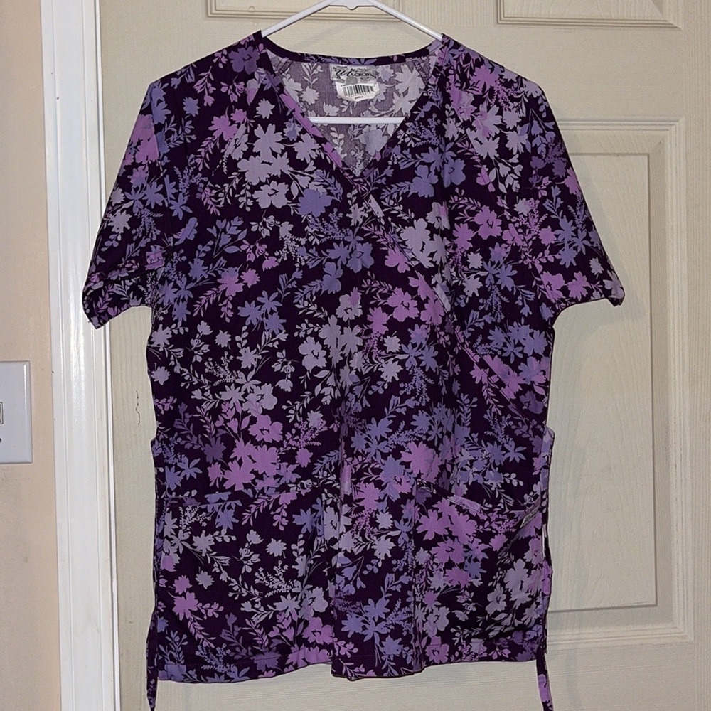 Uniform Advantage scrub top
